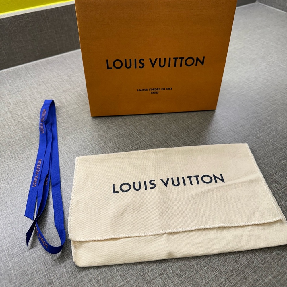 Louis Vuitton Dust bag and shopping bag. - Picture 2 of 2